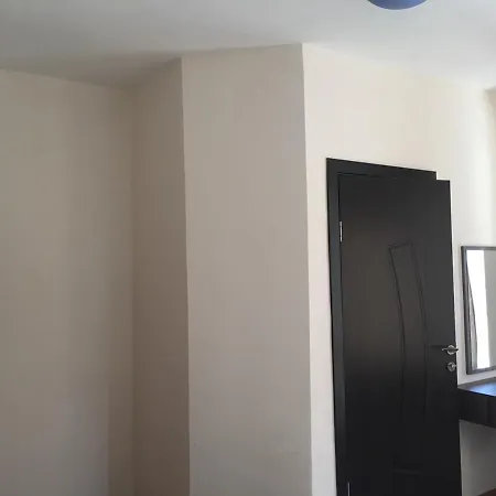 Elite Is Located In The Old Town Of Πομόριε