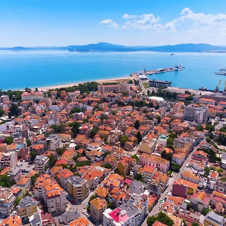 Elite Is Located In The Old Town Of Πομόριε